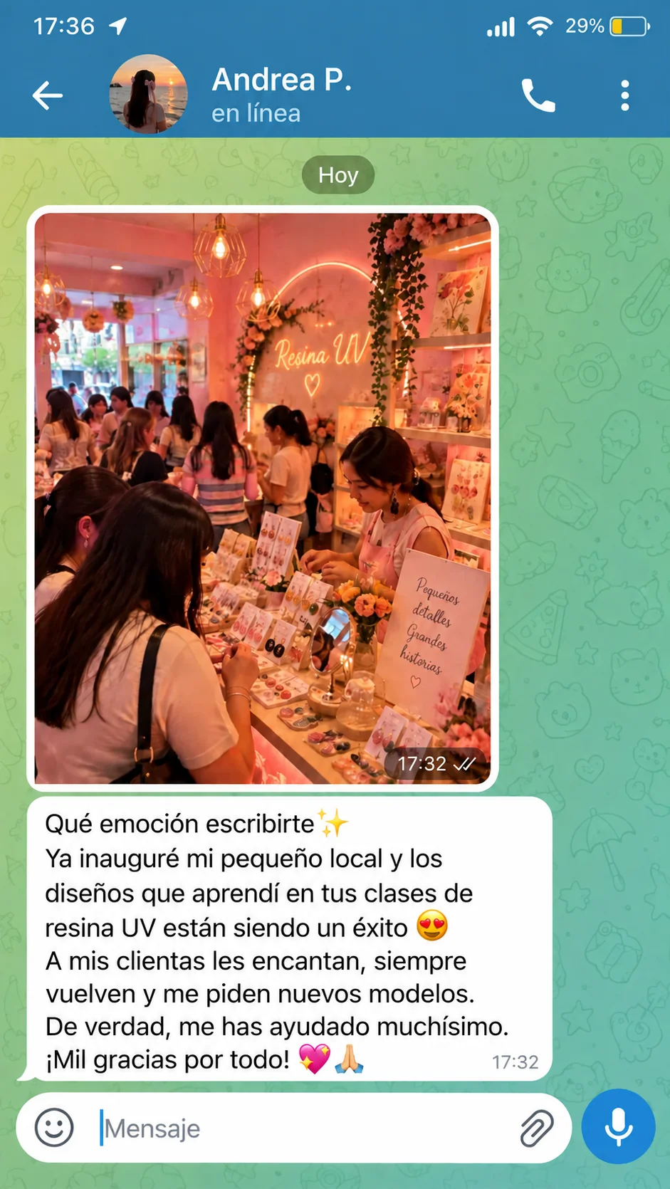 Mensaje de WhatsApp de una alumna que muestra su pequeño local con joyería de resina UV