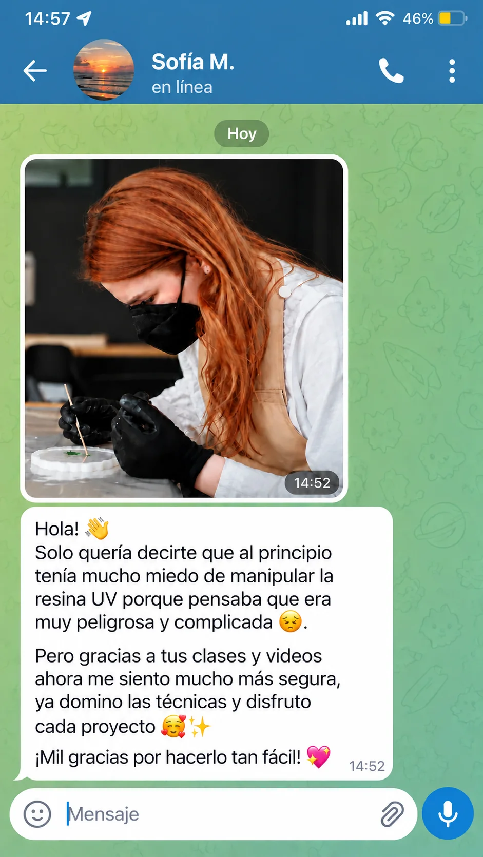 Mensaje de WhatsApp de una alumna que trabaja la resina UV en un molde y superó su miedo al material