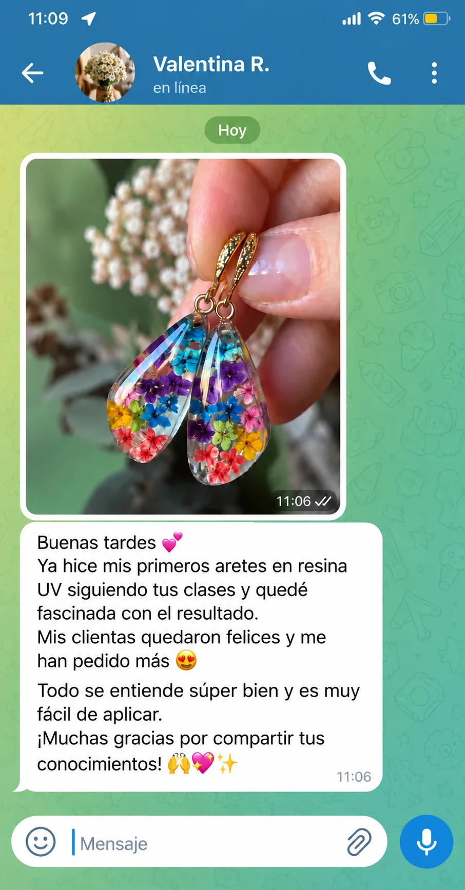 Mensaje de WhatsApp de una alumna que muestra sus primeros aretes de resina UV con flores secas