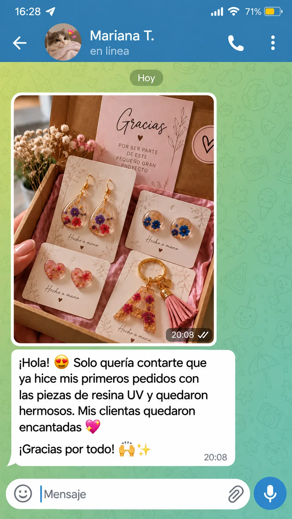 Mensaje de WhatsApp de una alumna que muestra sus primeros pedidos de piezas de resina UV empacadas